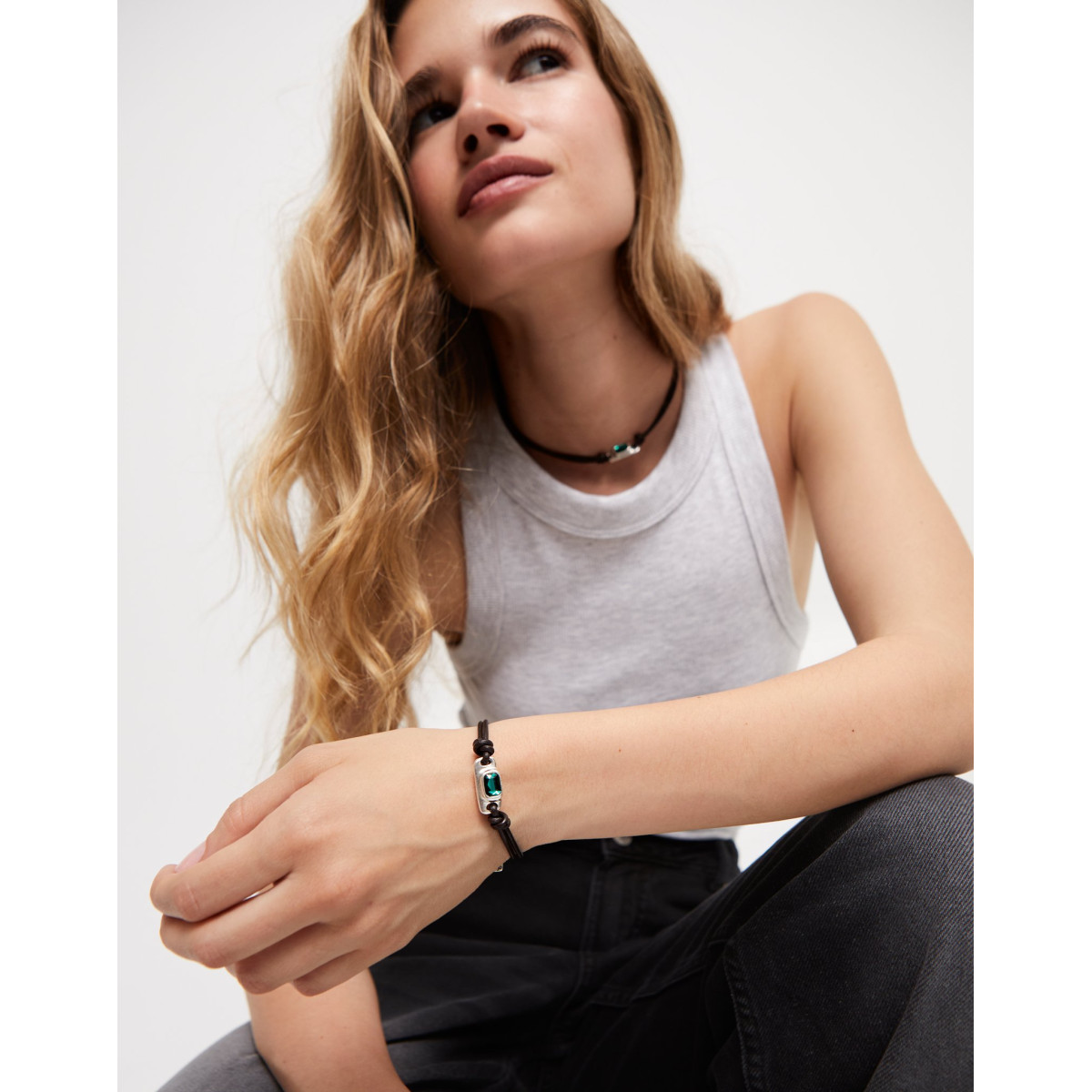 Pulsera de cuero con cristal verde UNO DE 50