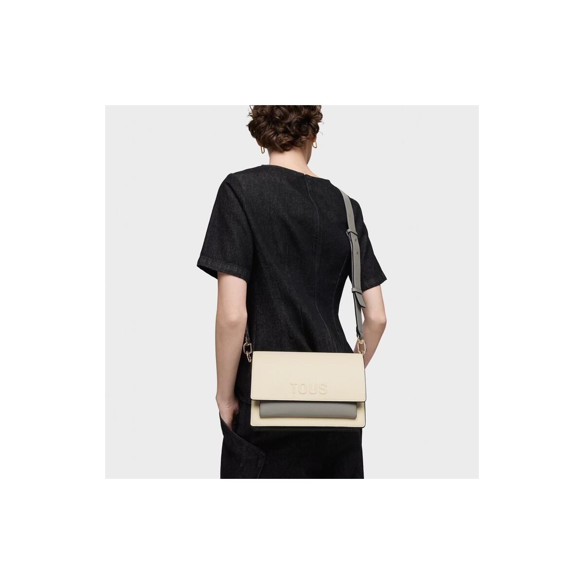Bandolera mediana beige y gris Audree Saffiano