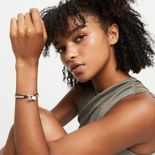 Pulsera bañadas en plata de ley con cuero y cristal de murano marfil UNO DE 50 - PUL2531MFLMTL0
