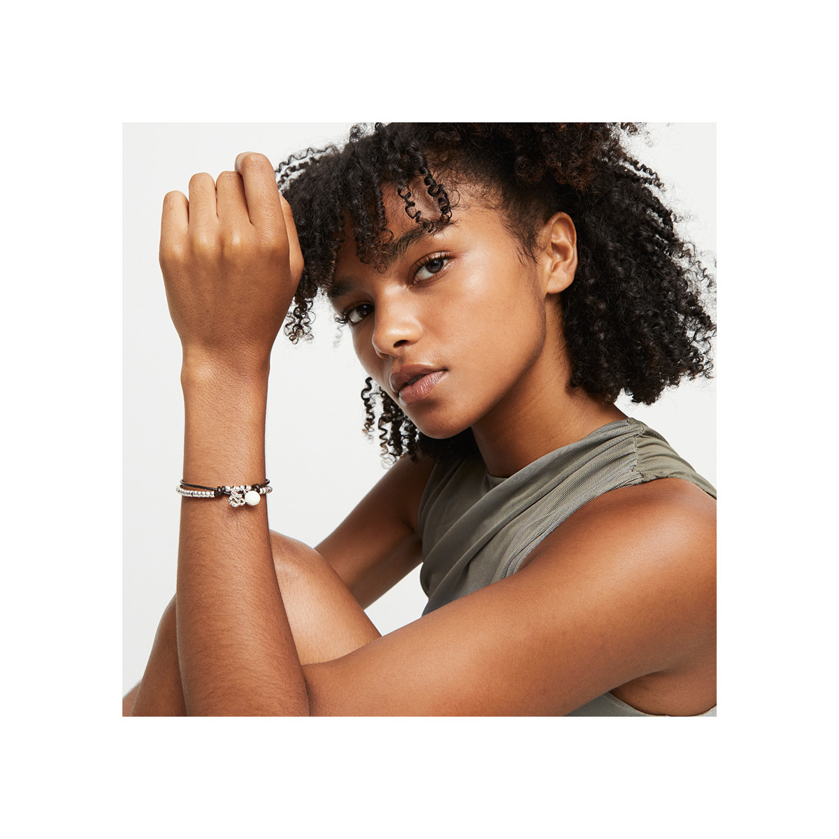 Pulsera bañadas en plata de ley con cuero y cristal de murano marfil UNO DE 50 - PUL2531MFLMTL0