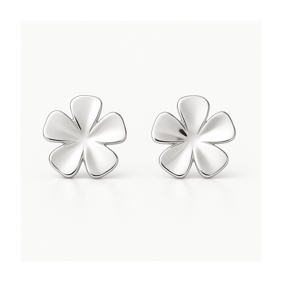 Pendientes florales en oro blanco