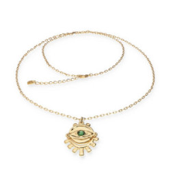 Collar largo bañado en oro 18k con detalle de ojo y cristal facetado verde UNO DE 50