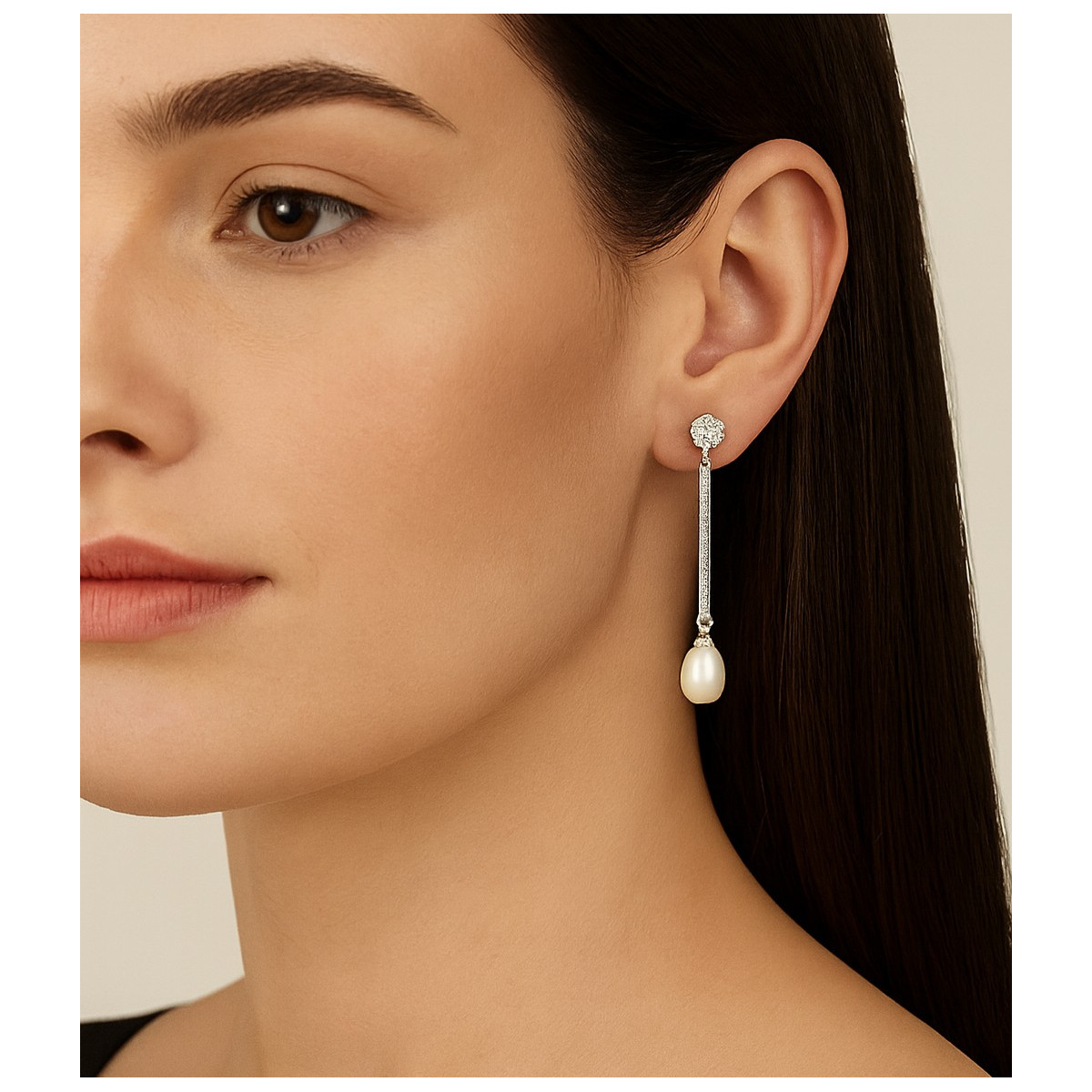 Pendientes largos de oro blanco con circonitas y perlas