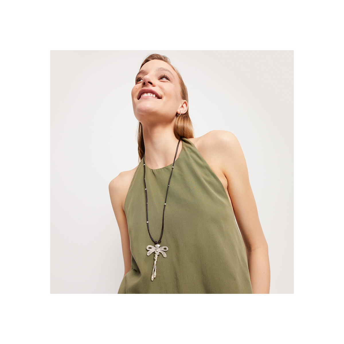 Collar largo de cuero con libélula central bañado en plata de ley Uno de 50