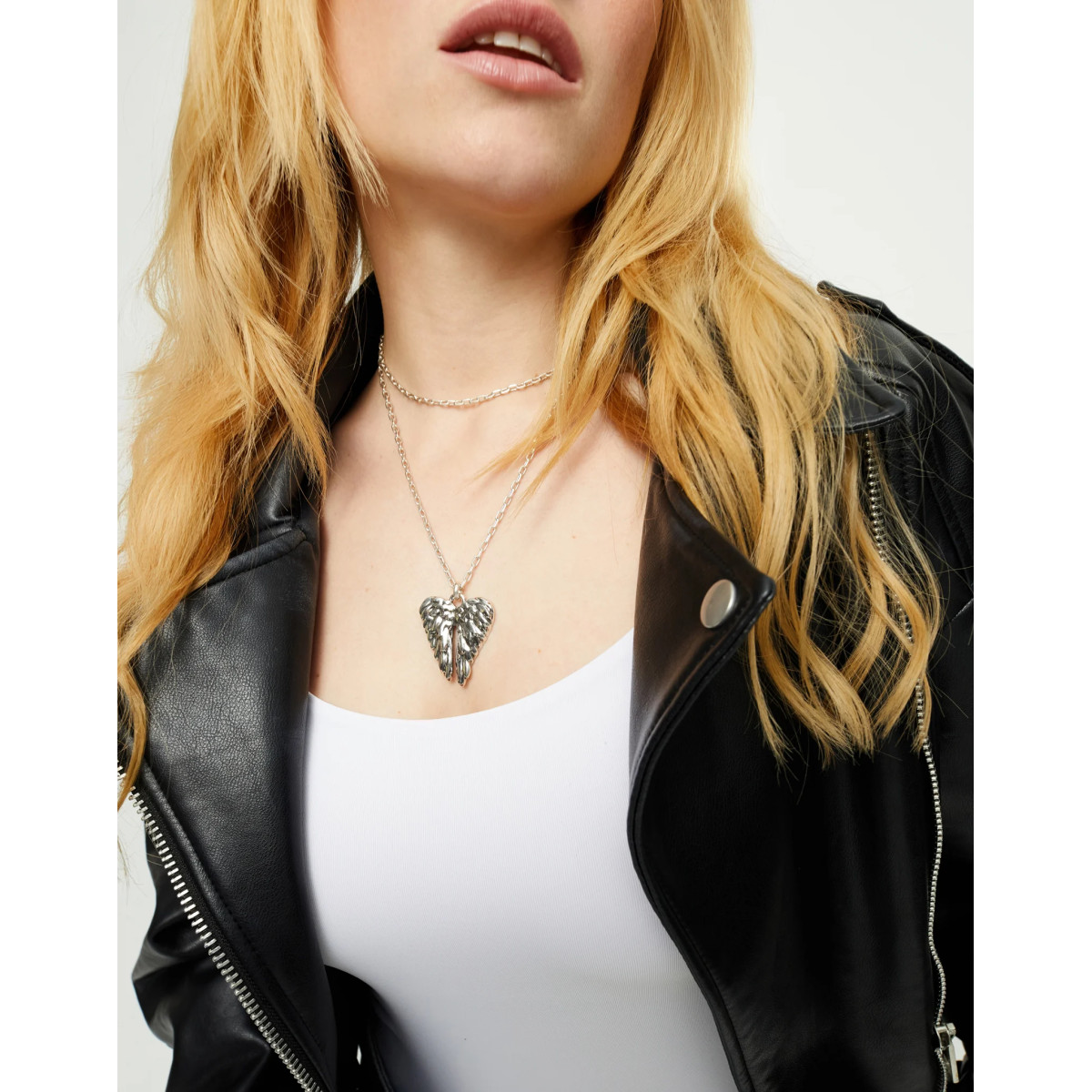 Collar largo en plata de ley y detalle de alas UNO DE 50