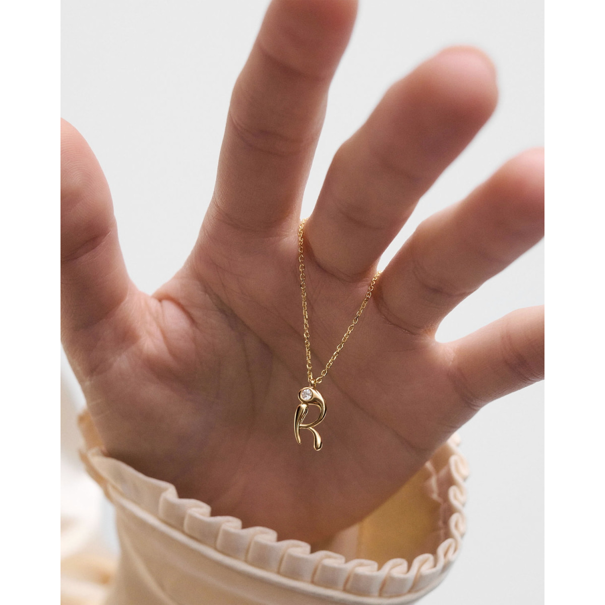 Collar con colgante inicial R dorado PDPAOLA